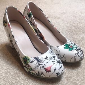 Patterned Cream Heels with Flowers